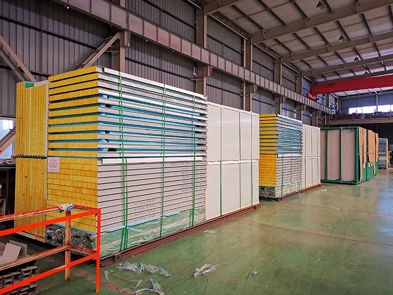 Small pallet for sandwich panels